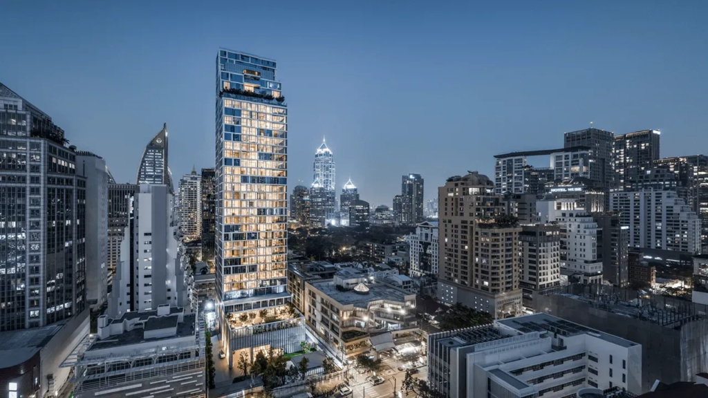 SCOPE หลังสวน — อาคารและบรรยากาศเมืองช่วงค่ำ